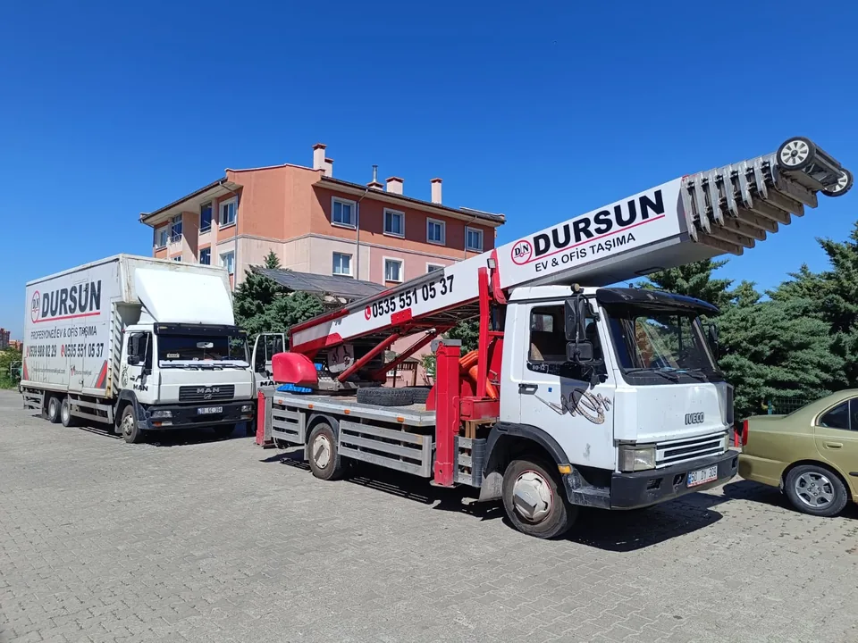 Taşıma aracı ve dış cephe asansörü birlikte