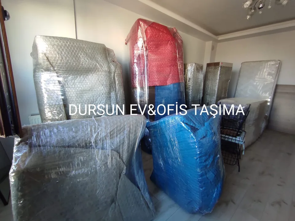 Ambalajlı mobilyaların taşımaya hazırlanması