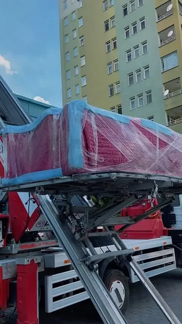 Ambalajlı eşyanın asansör platformunda taşınması